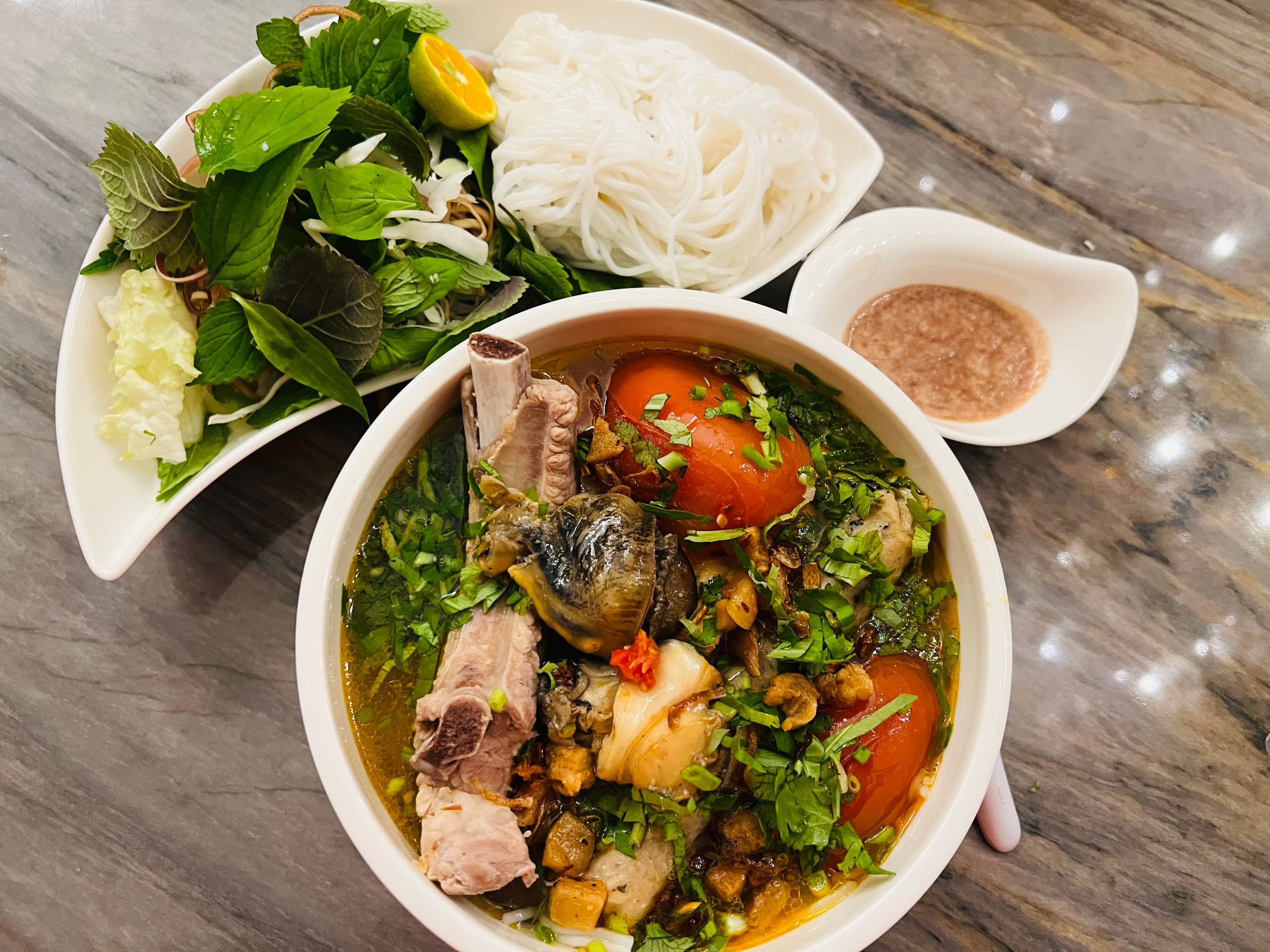 thang bom quan